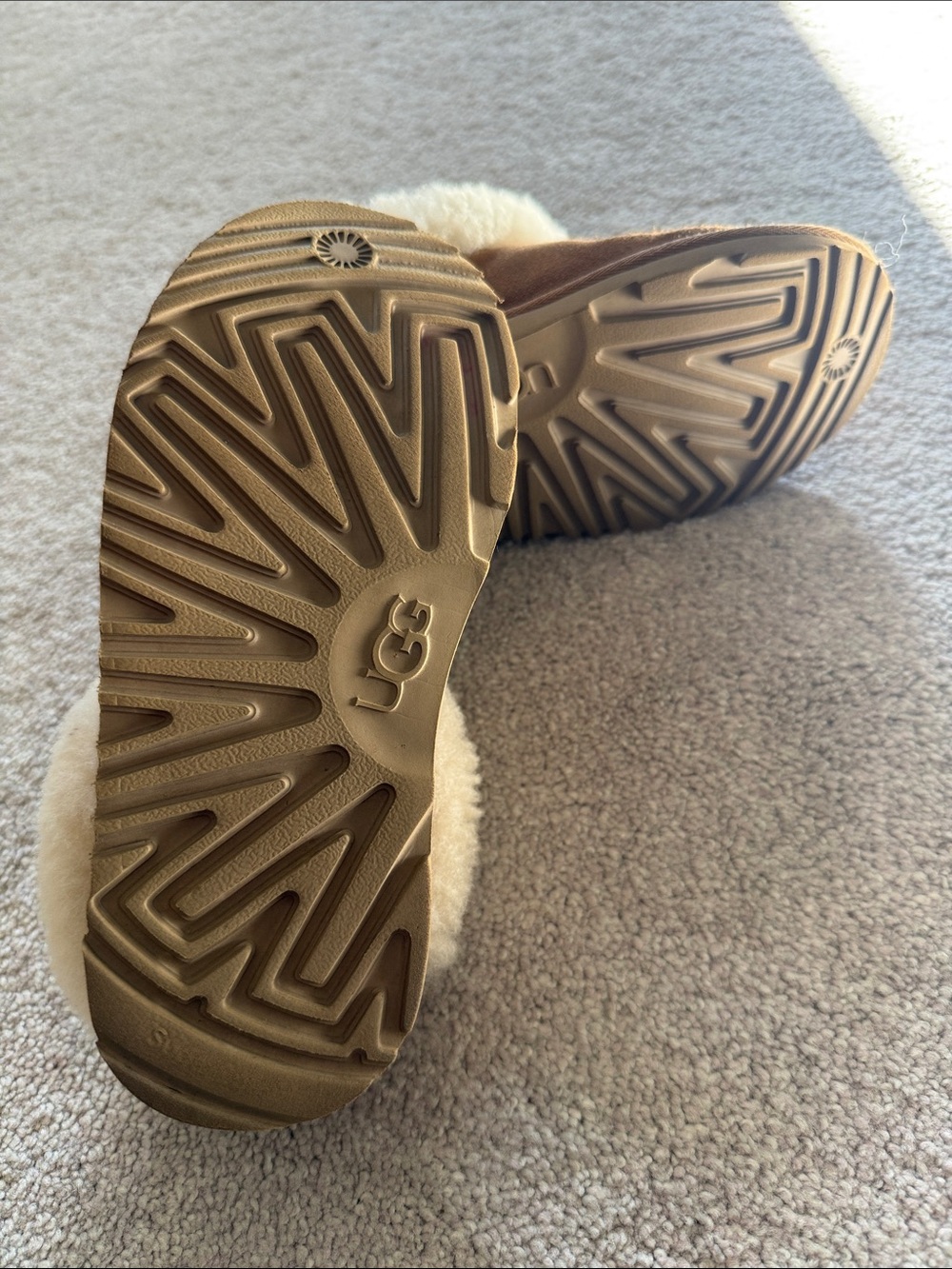 UGG Kids Shoes Size 1 - Picture 2 of 3